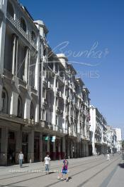 Image du Maroc Professionnelle de  L’ancienne chaussée du Boulevard Mohammed V a été métamorphosée, aucun véhicule ne y circule, les rails du futur tram s’acheminent vers la gare Casa-voyageurs mais ils s’arrêtent au niveau des palmiers à droite juste avant le marché central. Au premier plan des jeunes profitent de l’espace qui s’offre à eux, ainsi ils animent l’avenue avec leur ballon de foot, plus tard ils seront plus nombreux, Vendredi 22 Juin 2012. (Photo / Abdeljalil Bounhar)
